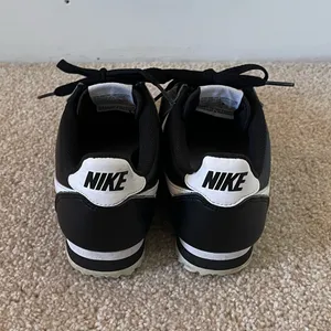 Nike Classic Cortez Black White 807471-010 Women’s Size 7 thumbnail 4