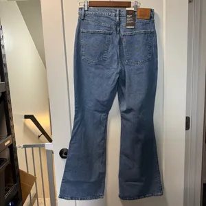 NWT Levi's 70's High Rise Flare Jeans Slim Stretch Bootcut Wide Leg‎ Medium Wash thumbnail 3