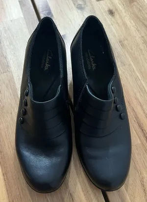 Clarks Bendables Black Leather Comfort Heels | Women’s 8M thumbnail 1
