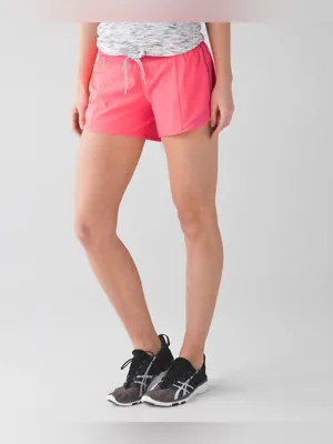 Lululemon Hotty Hot Short Flash Light 2.5” Size 10 thumbnail 2