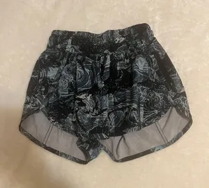 Lululemon Tracker Short V 4” Size 4 thumbnail 2