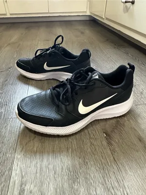 Nike Women’s Black and White Athletic Sneakers thumbnail 4