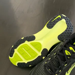 New NIKE Vomero 18 Black Volt Cyber thumbnail 8