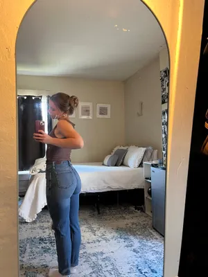 Hollister Jeans Ultra High-Rise Mom thumbnail 2