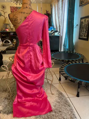 Stunning pink dress size Lg 🩷🩷 thumbnail 6