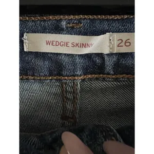 Levis Women’s Wedgie Skinny Medium Wash Button Fly Raw Hem Size‎ 26 thumbnail 8
