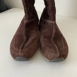 EUC |‎ Easy Spirit women’s brown suede boots — size 8 thumbnail 2