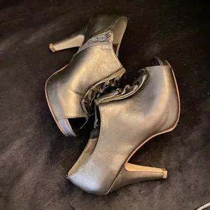 Madden Girl Gunmetal Ruffle Peep Toe Booties | Metallic Ankle Heels Size 7 Shoes thumbnail 5