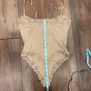NWT SKIMS Fits Everybody Lace Cami Bodysuit Thong Snap Women's Size M - Clay Tan thumbnail 6