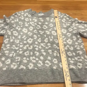Old Navy women’s gray/ white animal print sweater size XXlarge. thumbnail 5
