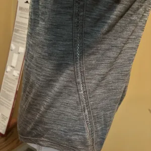 Lululemon On the Run Long Sleeve Top Heathered Grey/Black Women's‎ Size 6 thumbnail 3