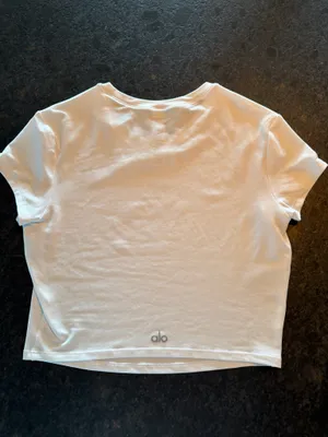 Alosoft Crop Alo Yoga Finesse Short Sleeve thumbnail 3