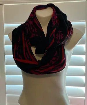 Chic Black and Red Geometric Scarf thumbnail 1