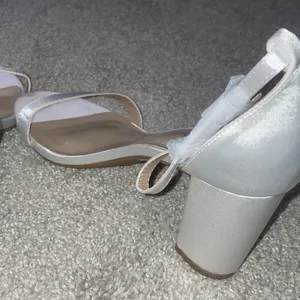 Dream Paris white satin shoes block heels 8.5 thumbnail 4