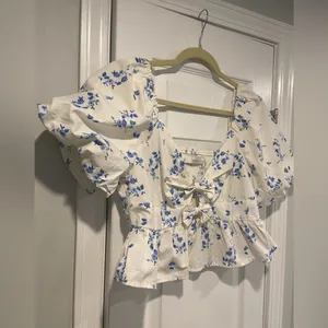 NWOT Band of the Free Size L Blue Floral Bows Cut Out Puff Peplum Crop Top thumbnail 3