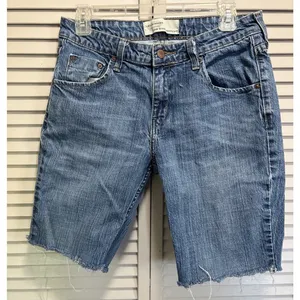 Levi's Misses Cutoff Denim Jean Shorts Med Wash Size 8 Mid Rise Raw Hem‎ Zip thumbnail 1