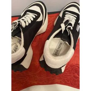 Steve Madden DIVERSION Sneakers Womens 8.5 Black White Retro Athletic Comfort thumbnail 4