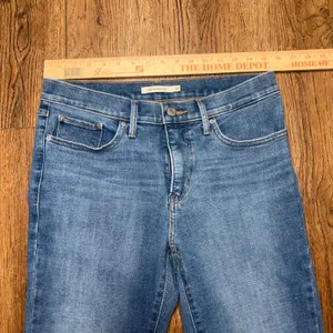 Levi's 312 Shaping Slim Jeans Medium Wash Blue Denim Women's Size 30 thumbnail 3
