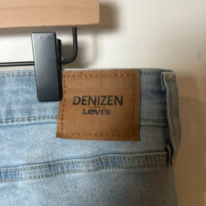 Denizen for Levi’s Women’s Mid-Rise Boyfriend Light Wash Distressed Jeans Sz 18 thumbnail 6