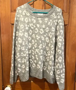 Old Navy women’s gray/ white animal print sweater size XXlarge. thumbnail 1