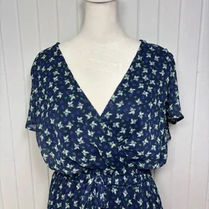 Francesca’s Mi‎ Ami Navy Floral Wrap Dress Short Sleeve Above Knee Size M thumbnail 12
