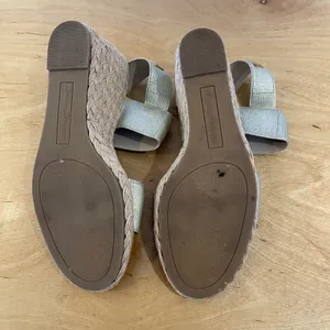 Tommy Bahama Sakura Wedge Espadrille Sandals Gold Metallic Ankle Strap Shoes 6.5 thumbnail 7