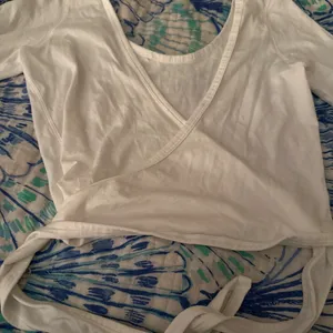 Lululemon long sleeve wrap small hole on collar from security tag size small thumbnail 3