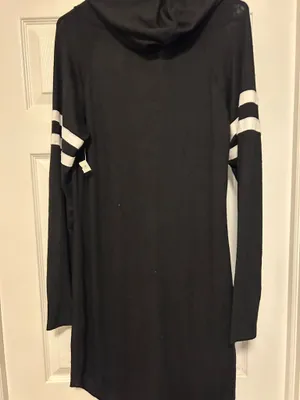 Casual hooded long-sleeve dress with sporty white stripe accents on the sleeves. Lightweight, soft fabric for comfortable everyday wear. Simple pull-on design with a relaxed, flattering fit. No Boundaries Black Hooded Long-Sleeve Dress dz XL White Sleeve Stripes new with size 15-17 thumbnail 4