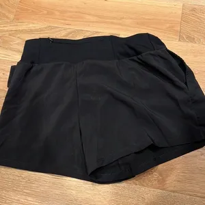 Fabletics small shorts‎ with ruffle front thumbnail 3