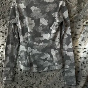 1011. Lululemon close to crossing ls rulu sz 4 nwt thumbnail 3