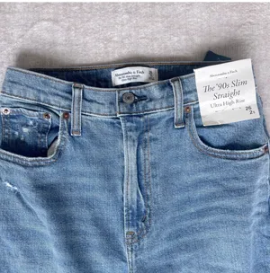 NWT Abercrombie The 90's Slim NWT Straight Ultra High Rise thumbnail 2