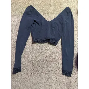Black Long Sleeve V-Neck Ruched Crop Top with Lace Trim Hem and Cuffs thumbnail 5