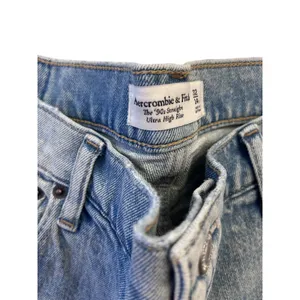 Abercrombie & Fitch Ultra High Rise 90s Straight Jean Size 32 Short Light WASH thumbnail 2
