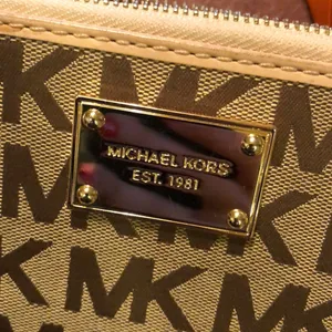 MOVING SALE! [AUTHENTIC] Michael Kors Wallet thumbnail 5