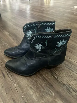 Code West Ankle Cowgirl Boots W/Floral Design Size 9 Women’s - Leather Boots thumbnail 3
