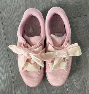 Puma Pink Basket Heart Suede Sneakers Large Pink Bows Size 6.5 Great Condition thumbnail 2