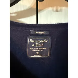 Abercrombie and Fitch Women's Size‎ XL 100% Cashmere Navy Sweater thumbnail 2
