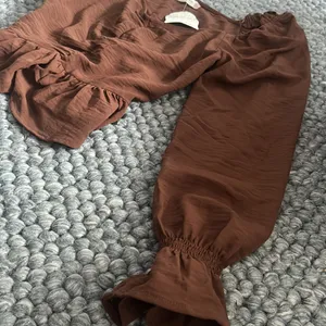 NWT Altar’d State Puff Sleeve Long Sleeve Blouse‎ in Coffee thumbnail 2