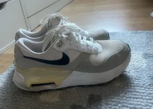 Nike shoes thumbnail 1