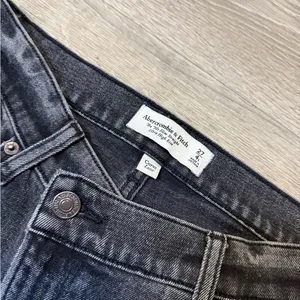 •Abercrombie & Fitch• Ultra High Rise 90s Slim Straight Jeans thumbnail 5