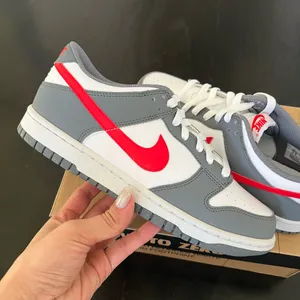 New NIKE Dunk Low Next Nature GS 'Smoke Grey Light Crimson' thumbnail 2