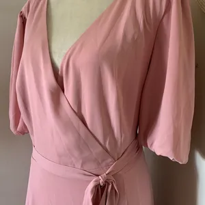 FAME AND PARTNERS Georgette Blush Pink V-Neck Wrap Cocktail‎ Feminine Dress Sz 14 thumbnail 3