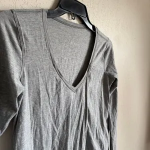 Lululemon Gray Knot a Problem Long Sleeve V-Neck Tee Womens M Athletic thumbnail 2