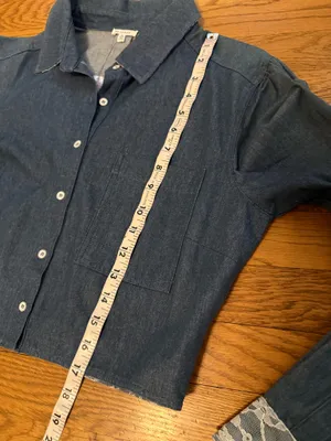 En Crême Long sleeve Cropped Button-Front Shirt - denim Blue size M thumbnail 10