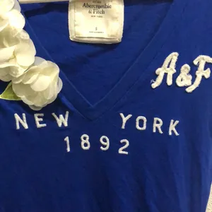 🦋4/$25 Abercrombie & Fitch blue & white flower tee small thumbnail 5