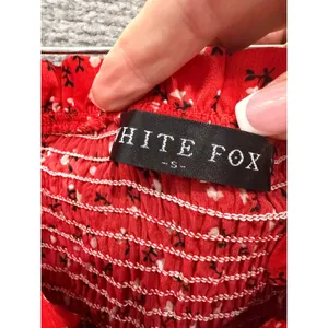 White Fox Mini Dress‎ Women Small Red Floral Smocked Off Shoulder Tie Front thumbnail 5