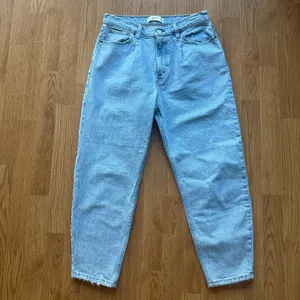 Abercrombie & Fitch Pleated High Rise 80s Mom Jean Size 28 Short thumbnail 4