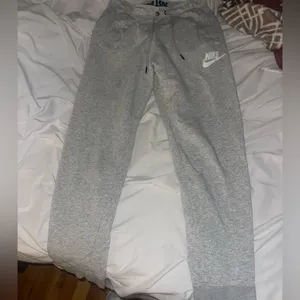 Nike joggers light grey thumbnail 3