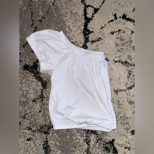 ⚠️SOLD⚠️Off the shoulder crop top thumbnail 4