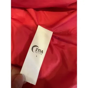 ZYIA Active Alpine Down Puffer Vest Women’s Large Red Quilted Logo Waistband EUC thumbnail 5
